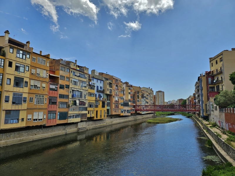 Cases de l'Onyar with Eiffel Bridge, Girona